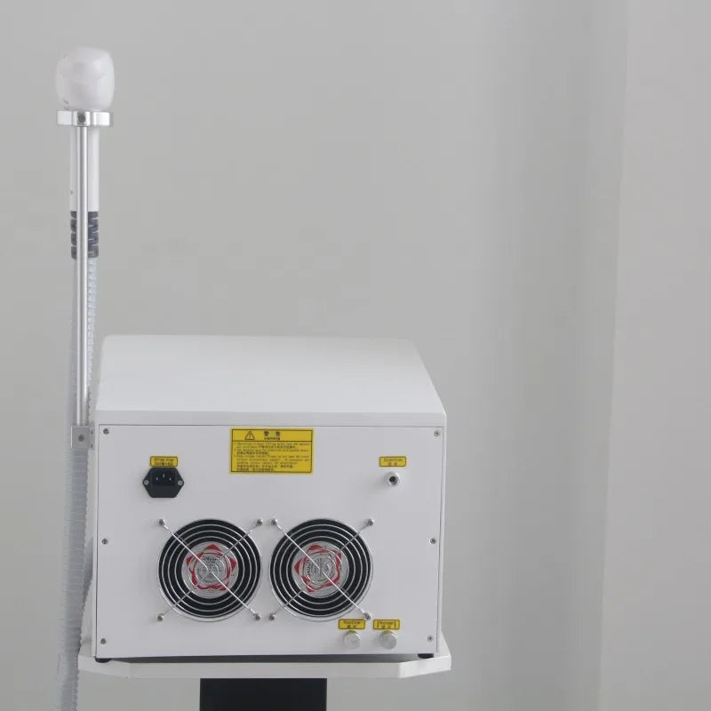 Dispositivo portátil de depilación láser con diodo de triple longitud de onda (755/808/1064 nm) y tecnología de enfriamiento por hielo. Depilación indolora. Certificación CE.