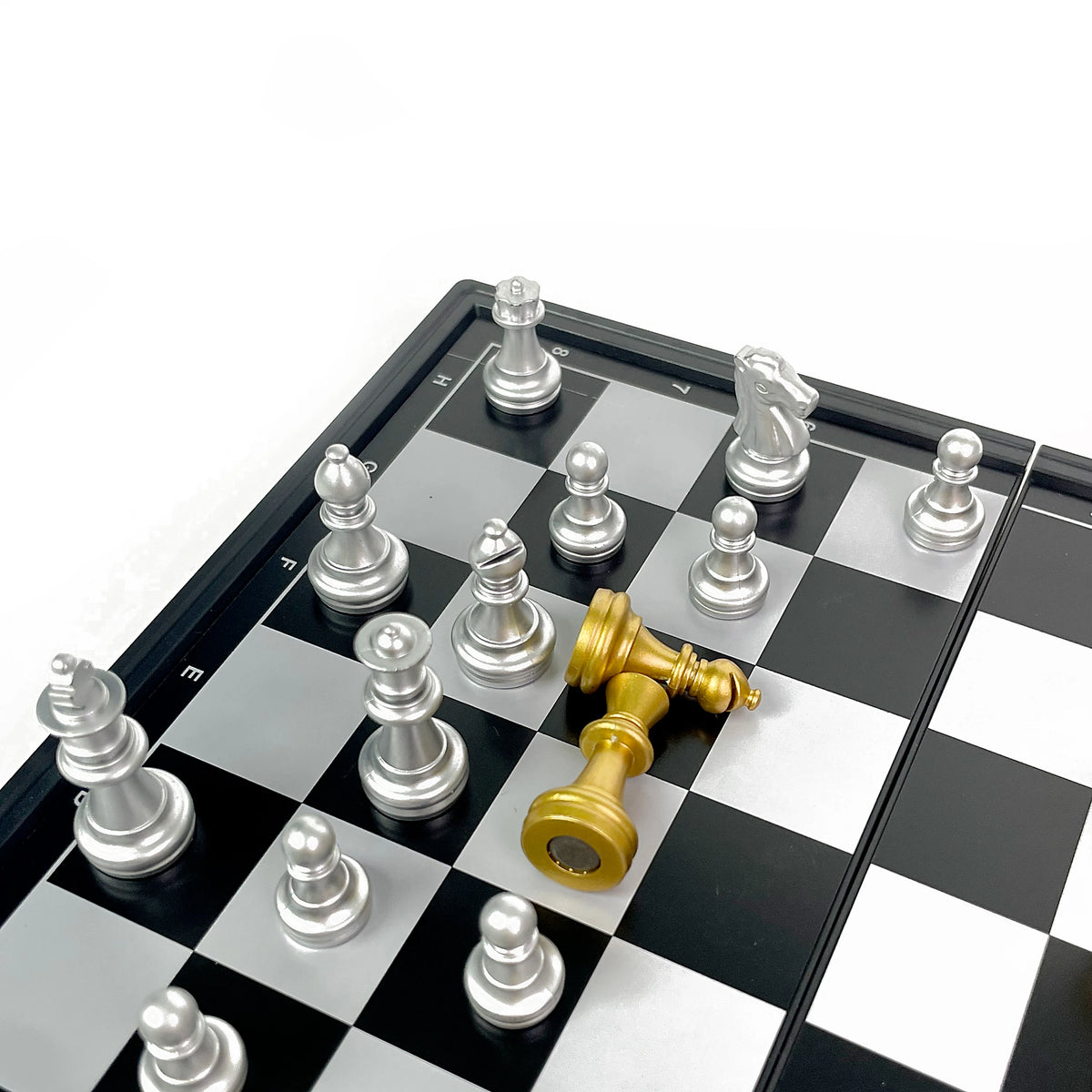 Juego de ajedrez magnético plegable, set de ajedrez dorado y plateado, juego de mesa portátil de plástico para viajes y competición con tablero