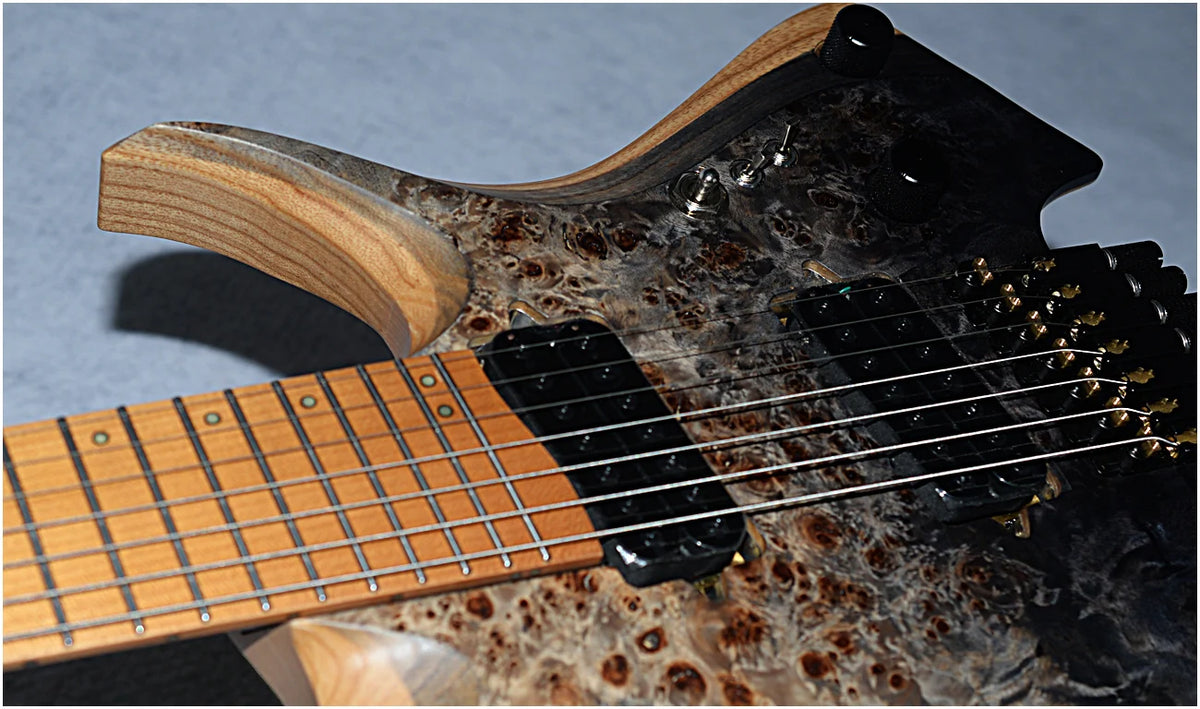 Guitarra eléctrica sin cabeza NK 2026 con trastes en abanico, 7 cuerdas, cuello con unión en cuña, color negro, cuello de arce tostado de 5 capas