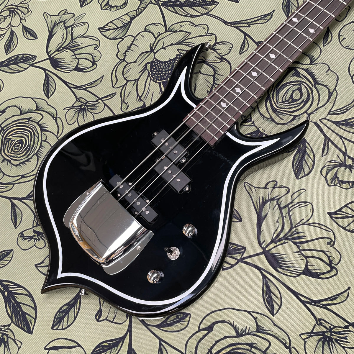 Guitarra eléctrica negra brillante, con cuerpo de caoba y 4 cuerdas, guitarra eléctrica de rock y metal apta para principiantes.