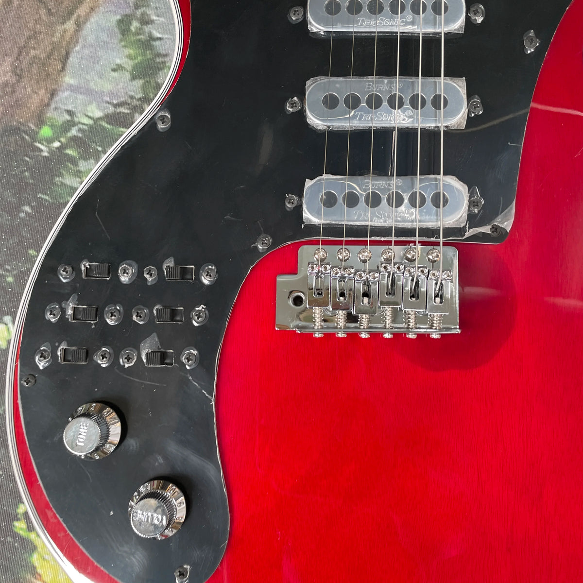 Guitarra eléctrica de color rojo y negro, tres guitarras multitono con pastillas de bobina simple, guitarra eléctrica de rock con circuito independiente