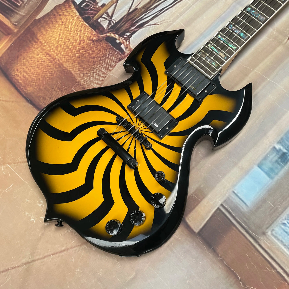 Guitarra eléctrica de 6 cuerdas, guitarras con revestimiento en espiral de color amarillo y negro de alta visibilidad, guitarra de heavy metal de sonido suave.