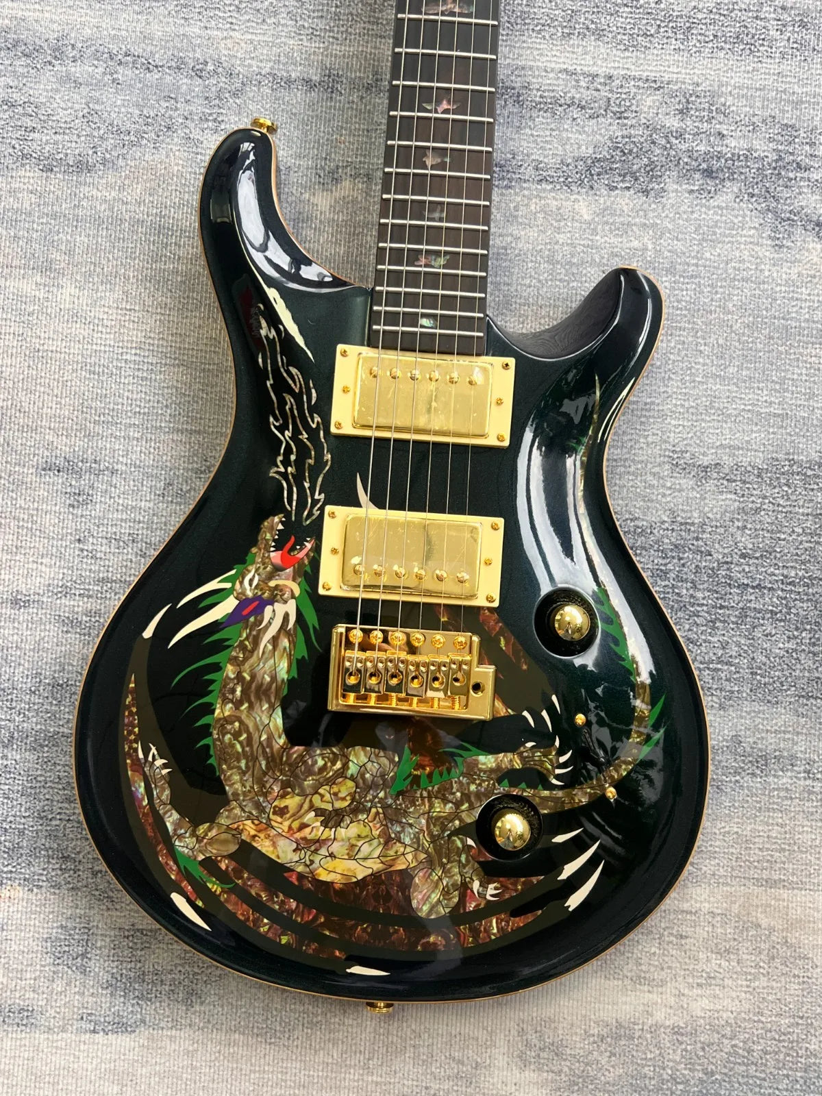 Guitarra negra personalizada con incrustaciones de abulón y herrajes dorados, trémolo HH, modelo 2026, nueva, 842