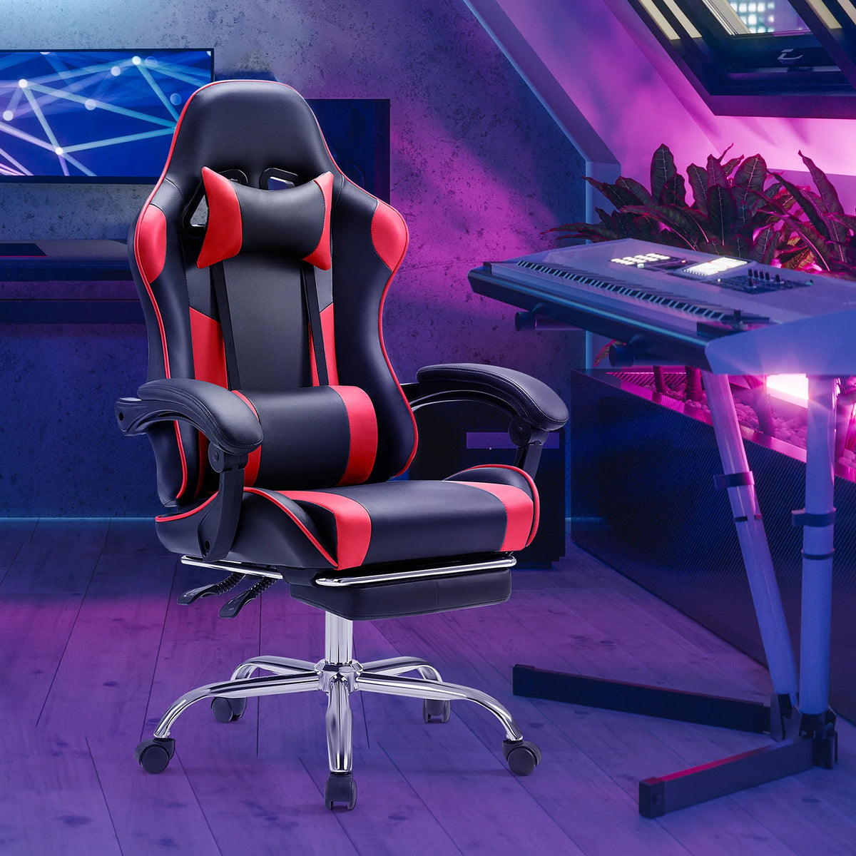 Silla gamer ergonómica negra con detalles rojos, reposapiés y respaldo acolchado