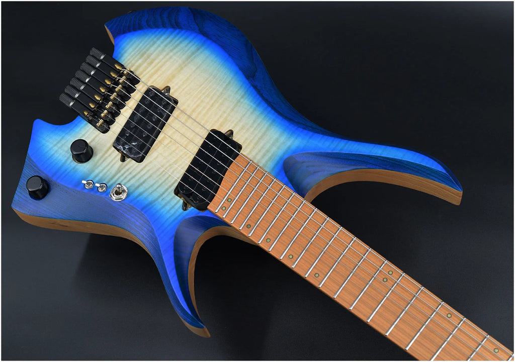 Guitarra eléctrica sin clavijero, con 7 cuerdas, trastes en forma de abanico, cuello con unión en forma de cuña, color azul brillante y cuello de madera de wengué.