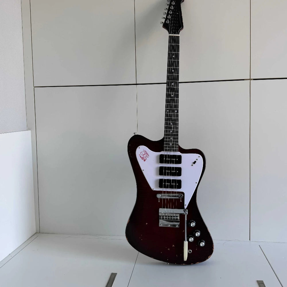 Guitarra eléctrica de cuerpo macizo con diseño único, acabado en color marrón envejecido y con efecto desgastado, tres pastillas de bobina simple y puente con trémolo.