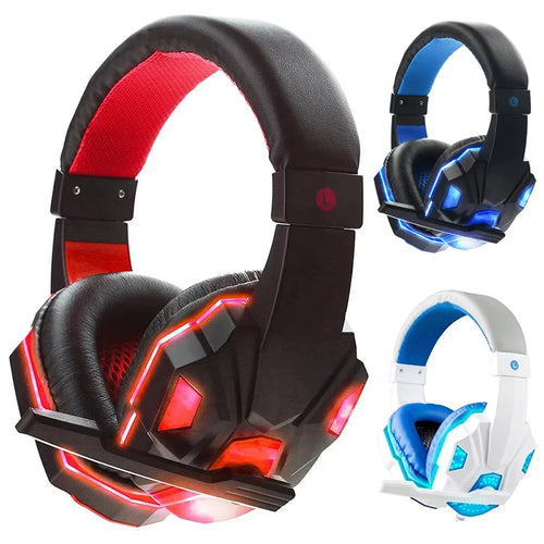 Auriculares gaming con cable, diadema negra y orejeras negras; luces LED rojas y azules; micrófono.