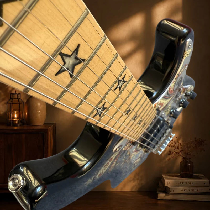 Guitarra eléctrica STS con patrón paisley, pastillas HSS, mástil de arce, incrustaciones con forma de estrella, trémolo flotante, cuerpo macizo. Envío gratuito.