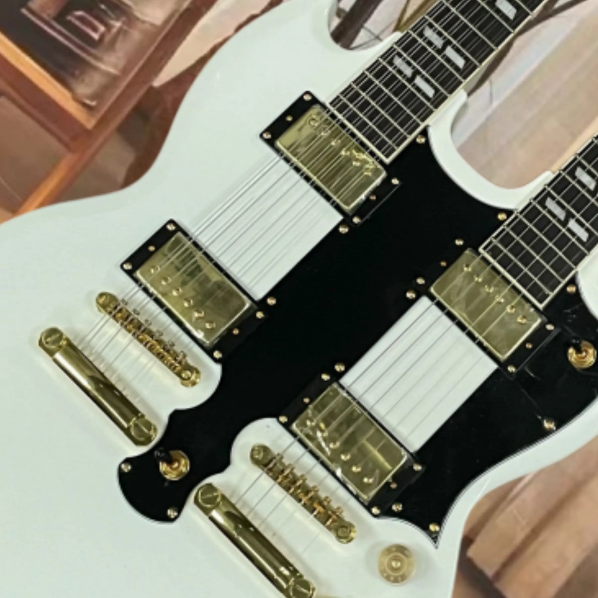 Guitarra eléctrica de doble cabezal blanca 12+6 con pickguard negro y herrajes dorados completos – Guitarra de rendimiento profesional