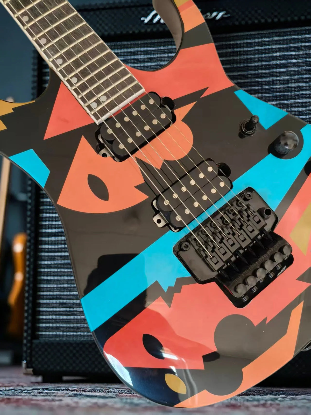Guitarra Eléctrica JPM Rosa de Alta Calidad con 24 Trastes, Puente Tremolo FR Multicolor, Tuerca de Bloqueo, Herrajes Negros y Mástil de Arce