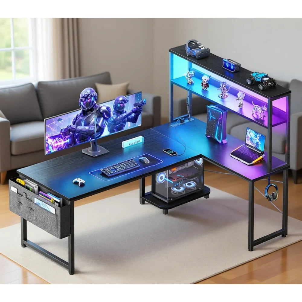 Escritorio gaming en L con luces LED moradas, repisa abierta y cajón de almacenamiento