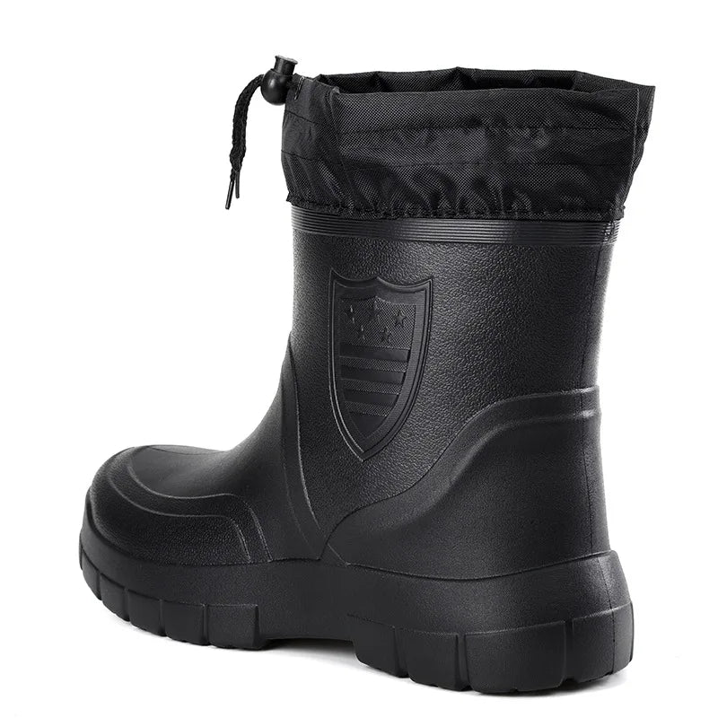 Botas de lluvia versátiles para hombre, zapatos ligeros impermeables para exteriores, botas cortas de terciopelo a la moda, zapatos de agua cómodos e informales para hombre 2024
