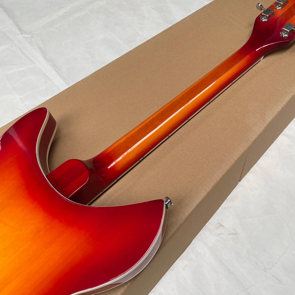 Guitarra eléctrica de 6 cuerdas, cuerpo semi-hueco con degradado de atardecer, pickguard blanco, perillas de volumen negras, guitarra para presentaciones en escenario.
