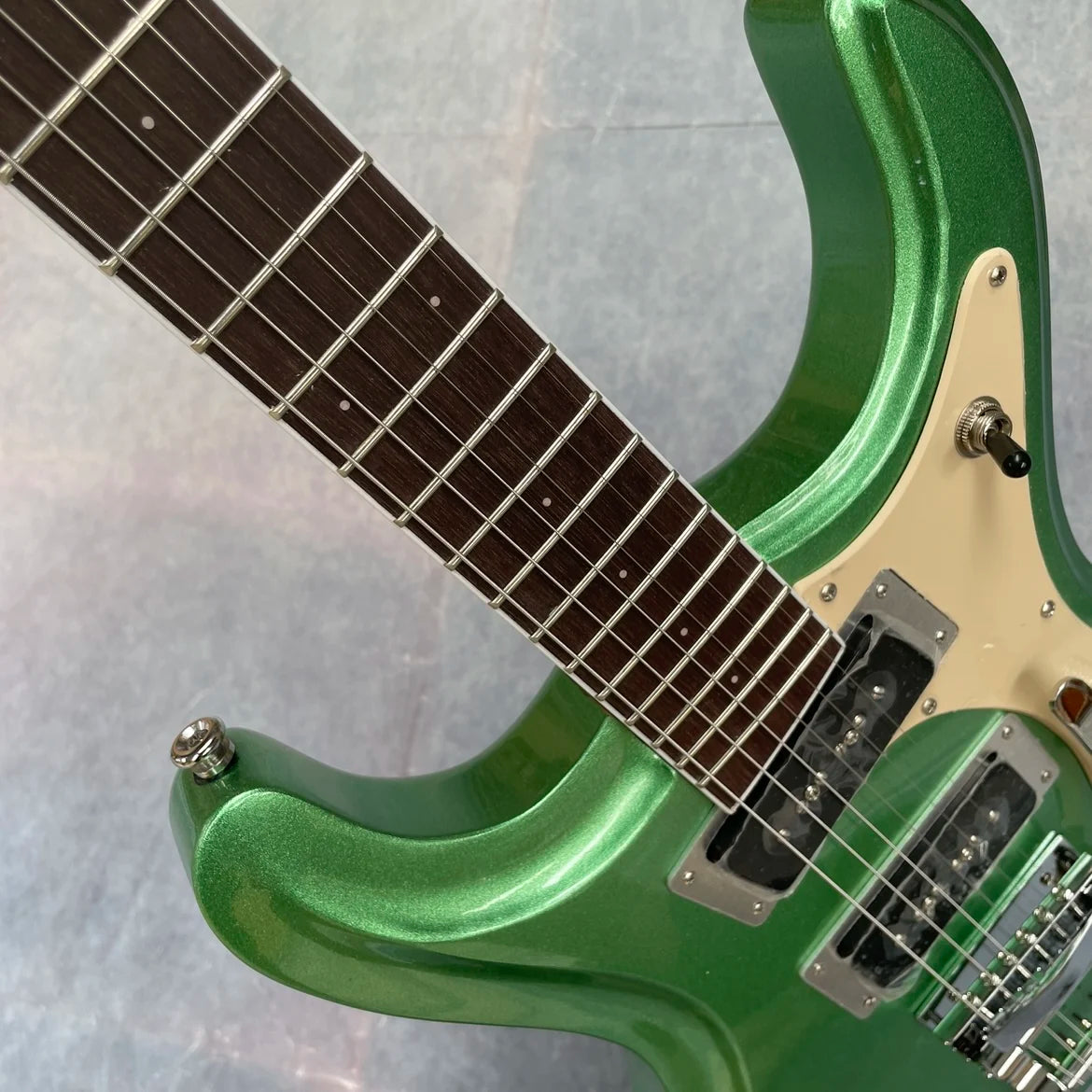 Guitarra eléctrica verde metálica, diapasón de palisandro, caoba, herrajes blancos, guitarra eléctrica, guitarra