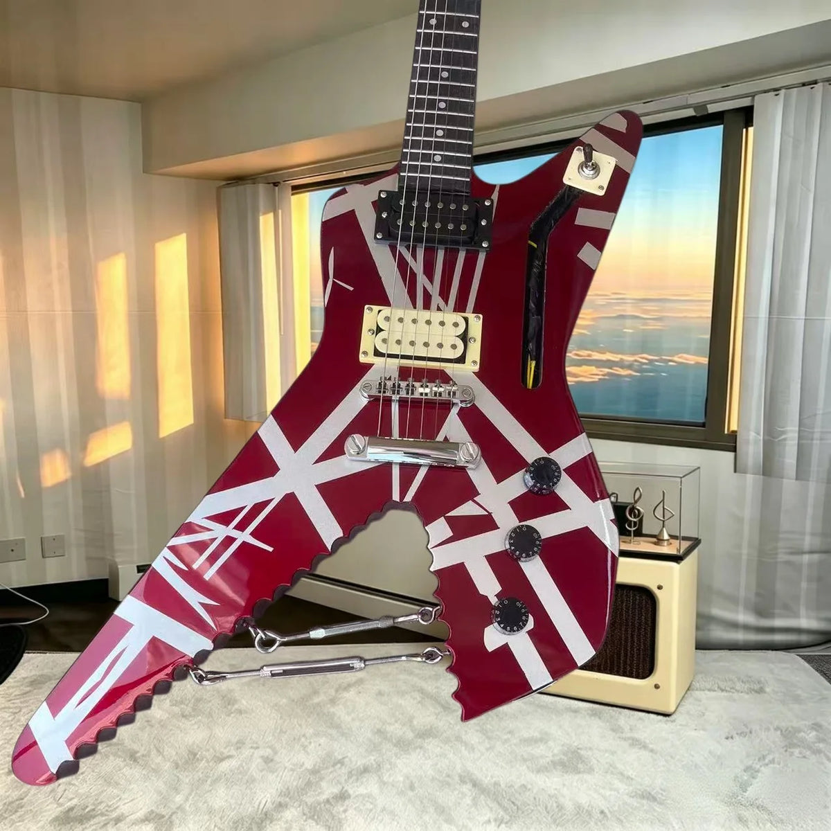 Guitarra eléctrica personalizada Axe‑Saw‑Blade, acabado rojo con franjas blancas, pastillas HH, guitarra única para escenario de heavy metal y hard rock
