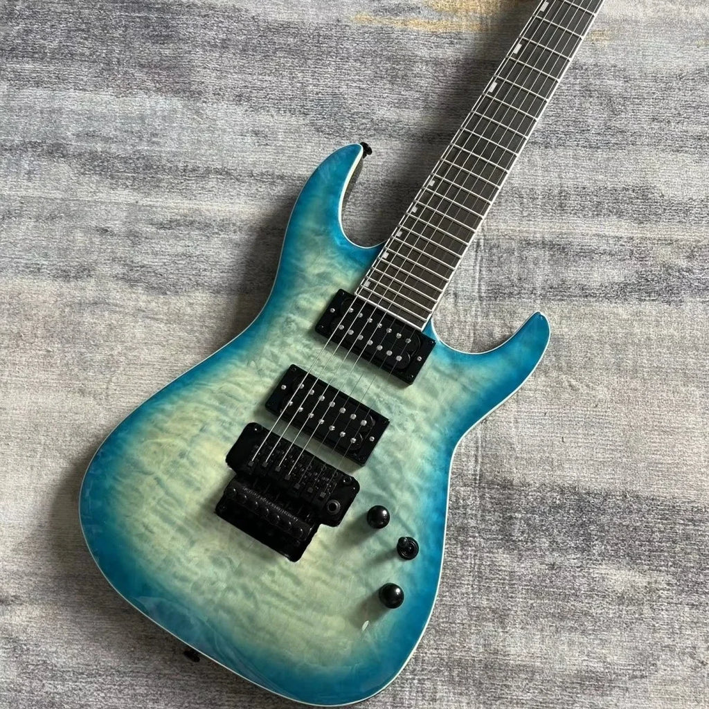 Guitarra eléctrica hecha a medida con cuerpo de caoba lacado en azul, mástil de arce y diapasón de palisandro