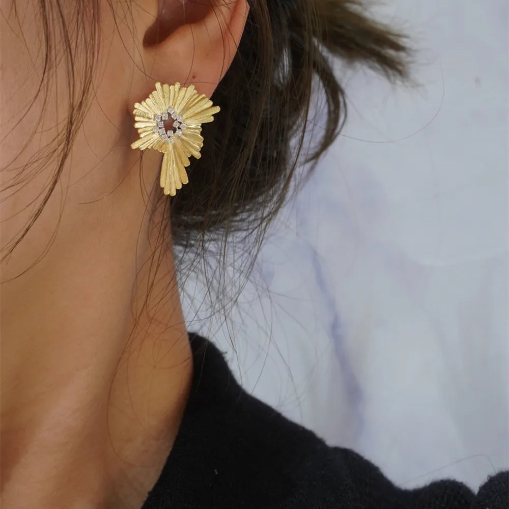 UBESTNICE Popular joyería de oro amarillo sólido Real de 18K AU750 diseño de flor Irregular pendientes de Clip de gota de diamantes naturales para mujer