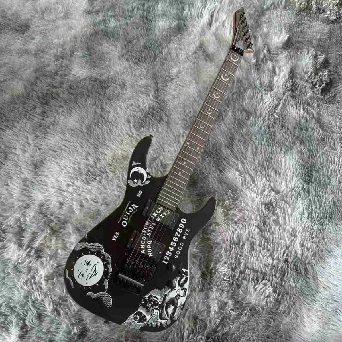 Guitarra Eléctrica Personalizada con Acabado en Madera Negra, Pastillas HH, Puente Tremolo, Herrajes Negros
