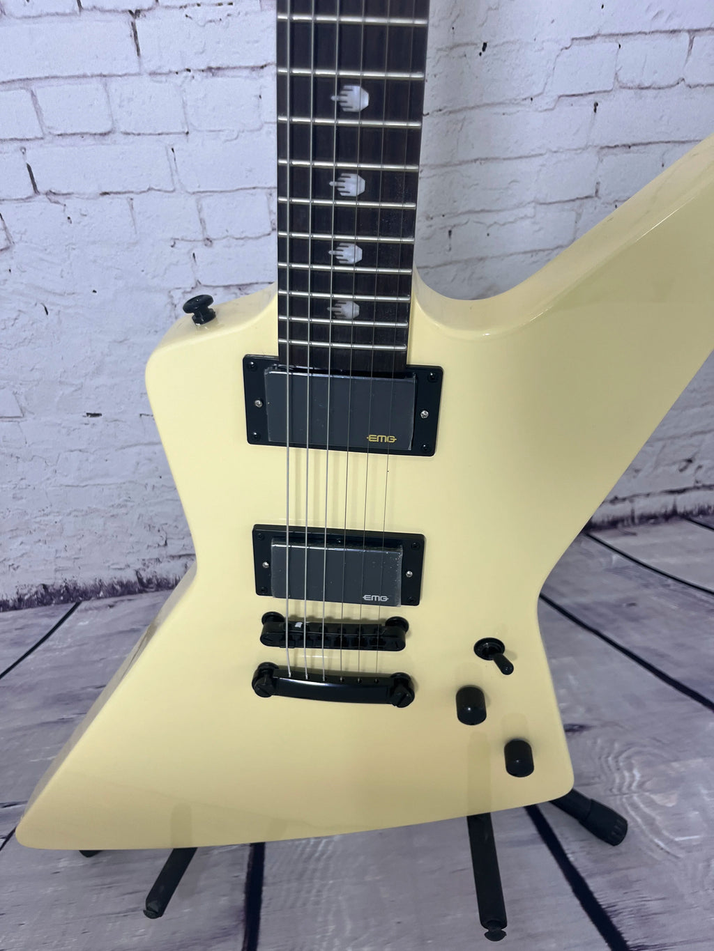 Guitarra eléctrica retro en forma de E, color blanco leche, cuerpo de madera maciza, doble pastilla de alta potencia, herrajes en negro mate, envío gratis