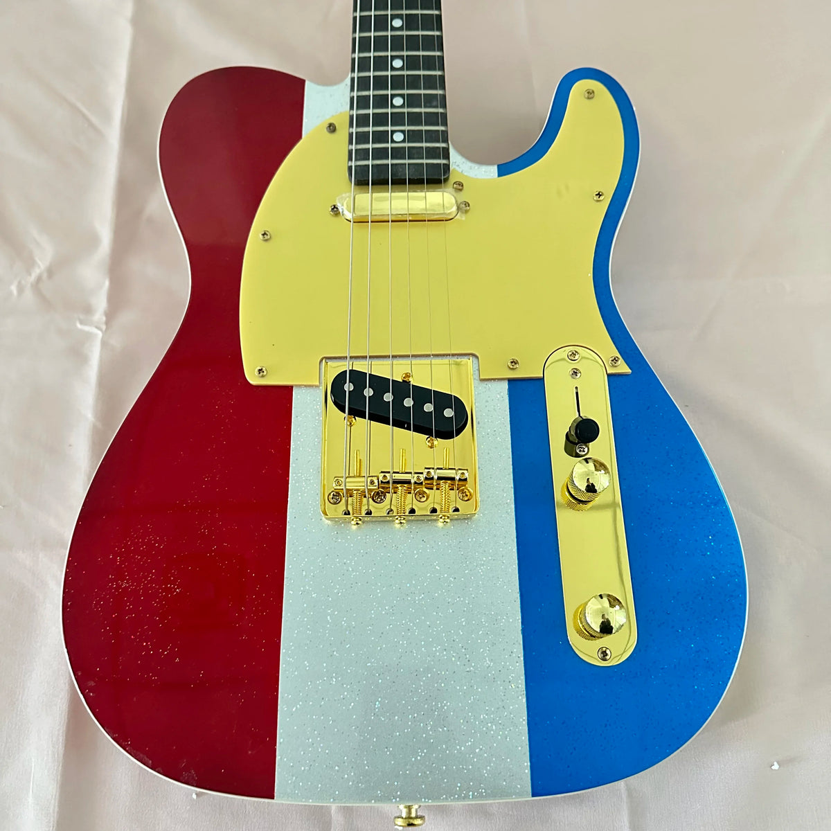 Guitarra Eléctrica Roja, Plateada y Azul con Brillantina, Rayas Verticales, Herrajes Dorados, Pastillas Individuales, Estilo Vintage Country Rock, En Stock