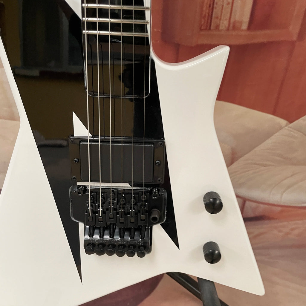 Guitarra eléctrica de 6 cuerdas con acabado en blanco y negro, cuerpo de caoba, herrajes negros —ideal para presentaciones en escenario.