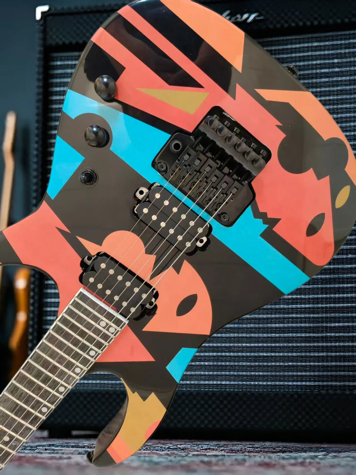 Guitarra Eléctrica JPM Rosa de Alta Calidad con 24 Trastes, Puente Tremolo FR Multicolor, Tuerca de Bloqueo, Herrajes Negros y Mástil de Arce