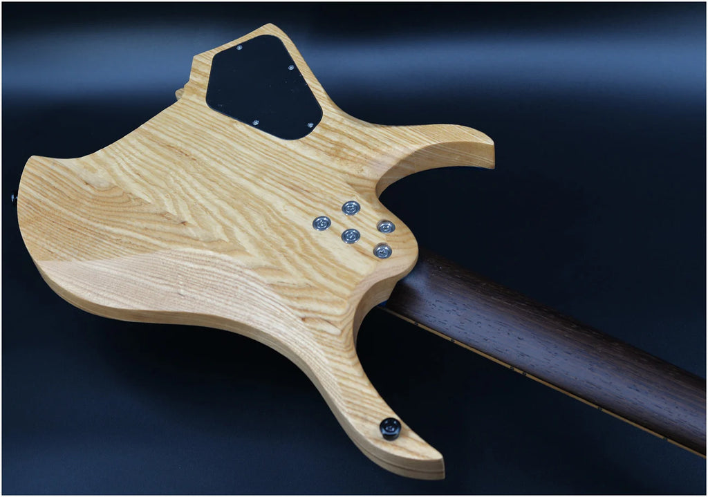 Guitarra eléctrica sin clavijero, con 7 cuerdas, trastes en forma de abanico, cuello con unión en forma de cuña, color azul brillante y cuello de madera de wengué.