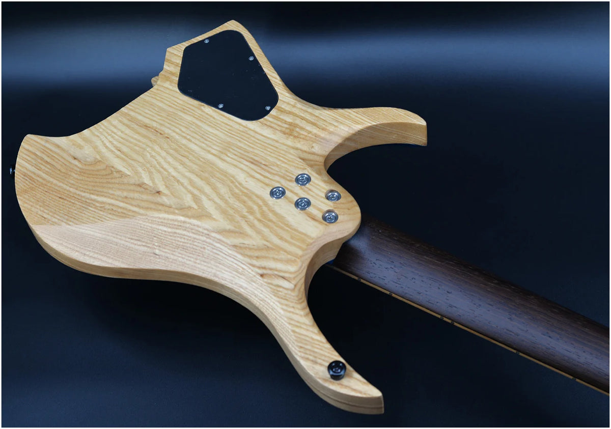 Guitarra eléctrica sin clavijero, con 7 cuerdas, trastes en forma de abanico, cuello con unión en forma de cuña, color azul brillante y cuello de madera de wengué.