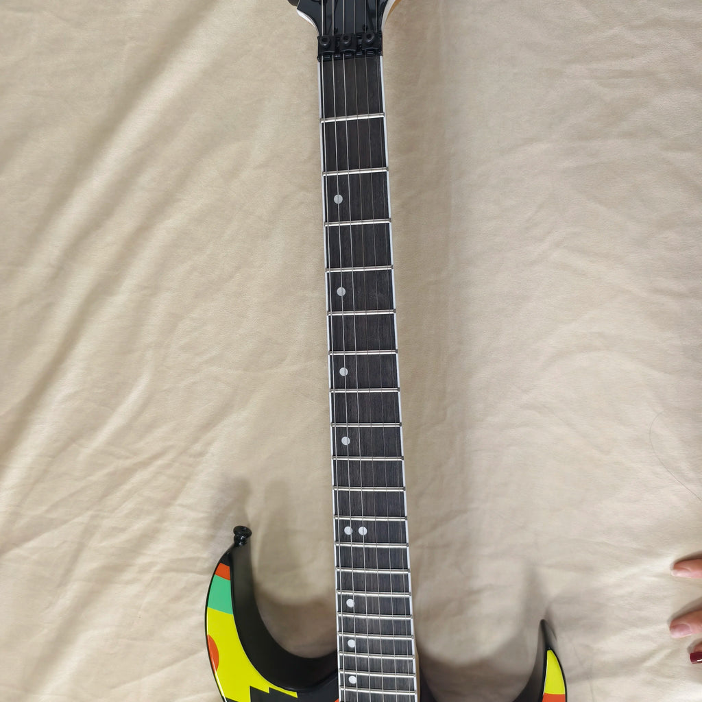 Guitarra Eléctrica Artística con Graffiti, Pintura Geométrica Colorida, Sistema de Doble Trémolo, Doble Humbucker, Guitarra de Metal Pesado, Disponible en Stock