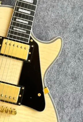 Guitarra eléctrica de cuerpo sólido, con tapa de arce flameado natural, herrajes dorados y doble pastilla humbucker, 22 trastes, ideal para principiantes.