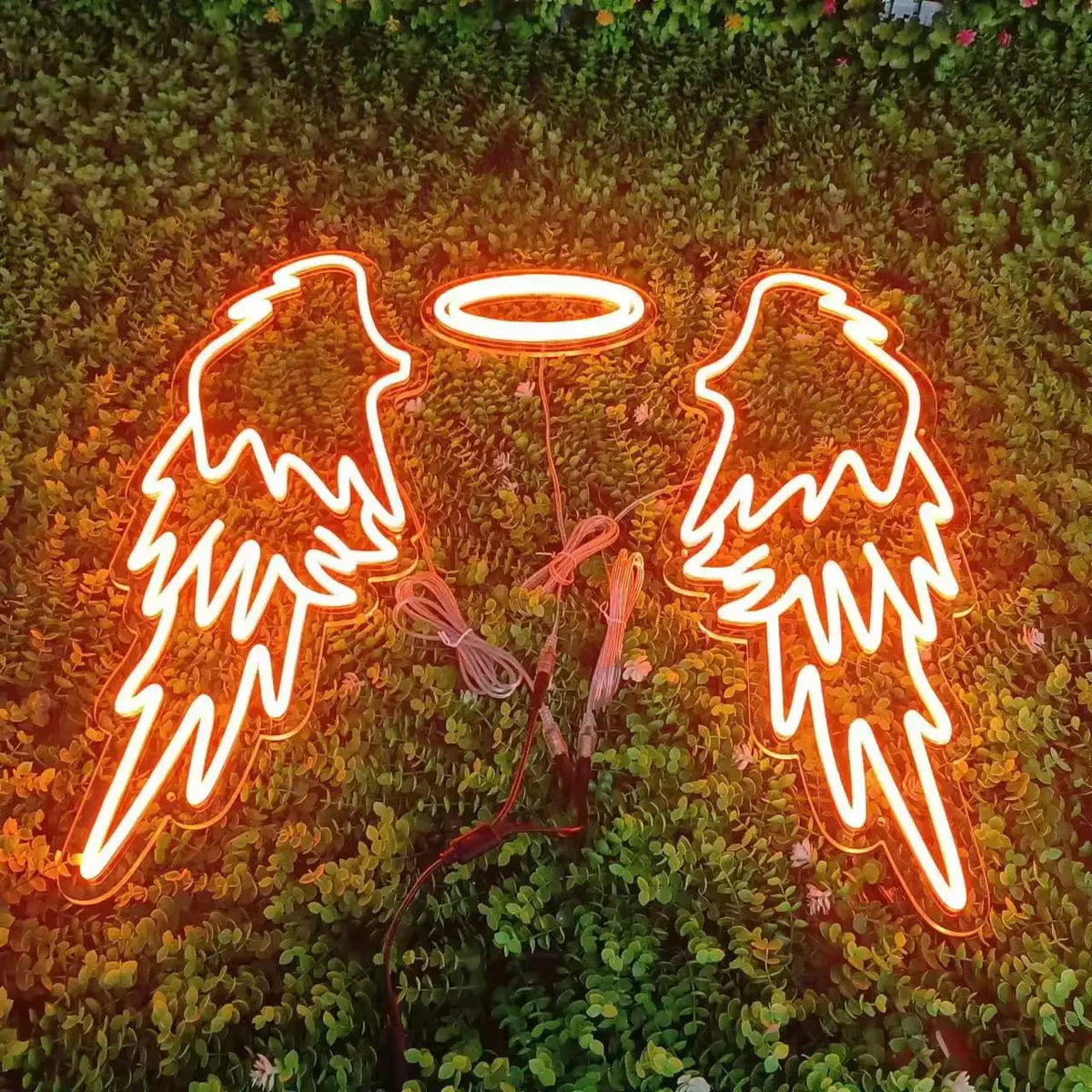 Señal de neón LED con alas de ángel y halo, luz naranja