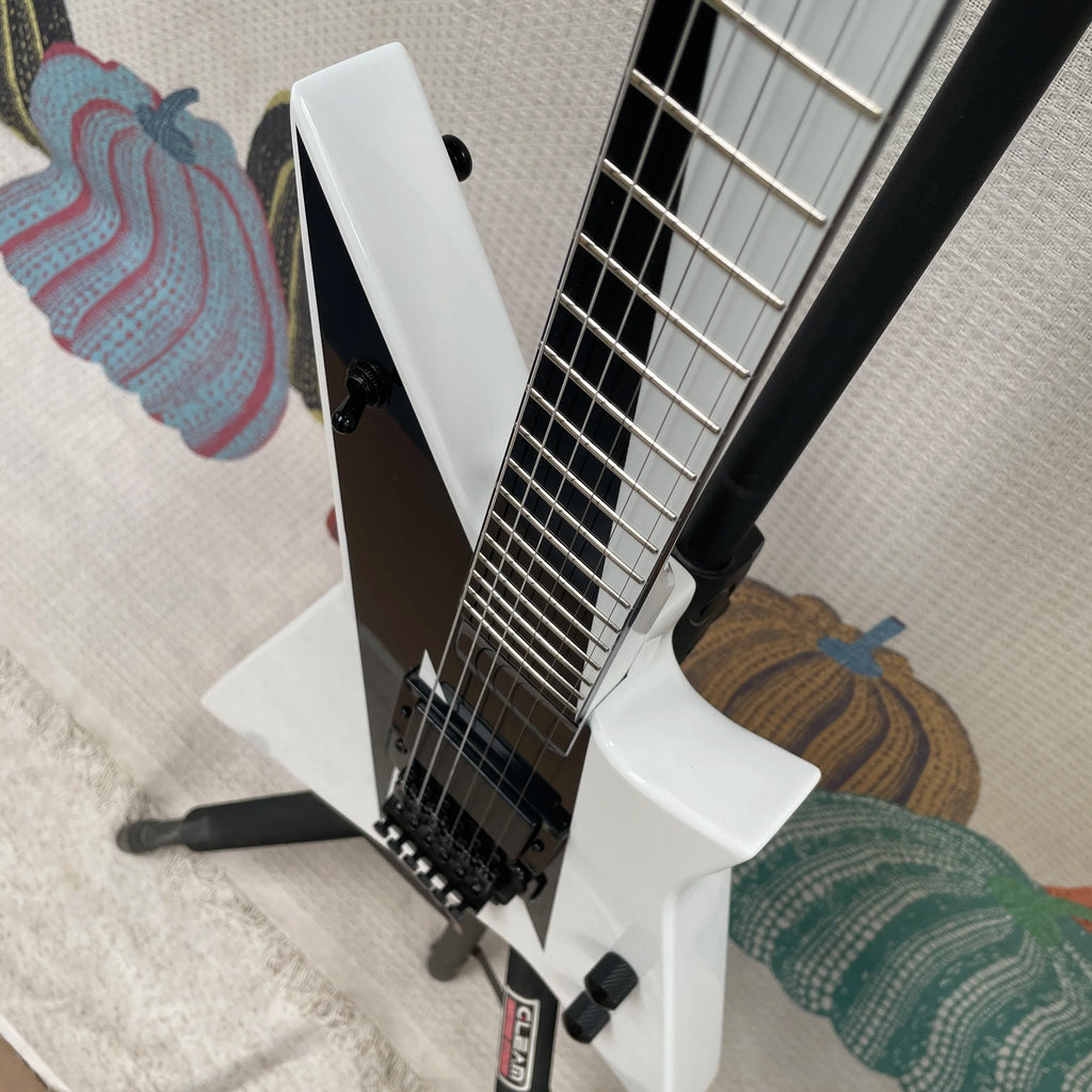 Guitarra eléctrica de 6 cuerdas con acabado en contraste blanco y negro, sistema de trémolo, guitarra con perillas de volumen dobles, una guitarra de estilo único