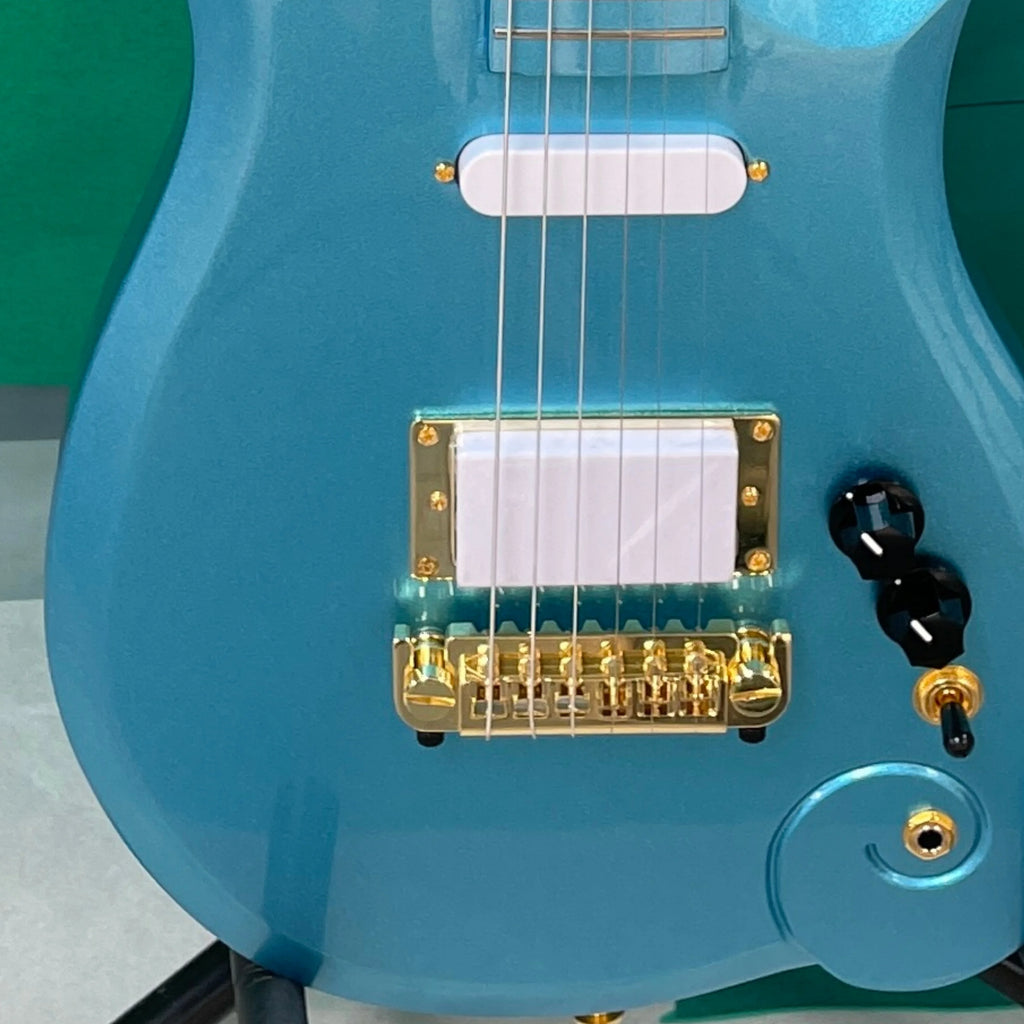 Guitarra eléctrica de 6 cuerdas, un cuerpo único en forma de nube asimétrica y herrajes dorados, una guitarra inusual y distintiva.