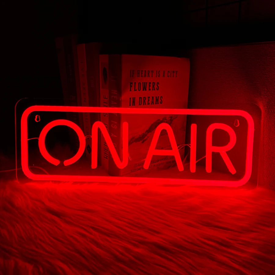 Cartel de neón LED rectangular "ON AIR" con letras rojas y contorno rojo brillante
