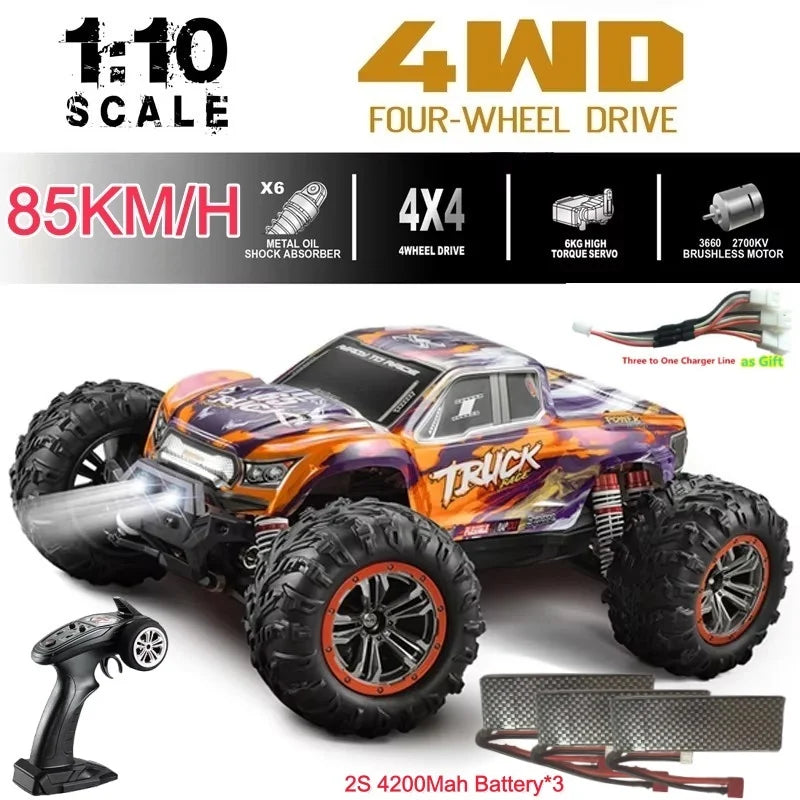 Coche RC 4WD naranja con ruedas todoterreno negras y llantas naranjas
