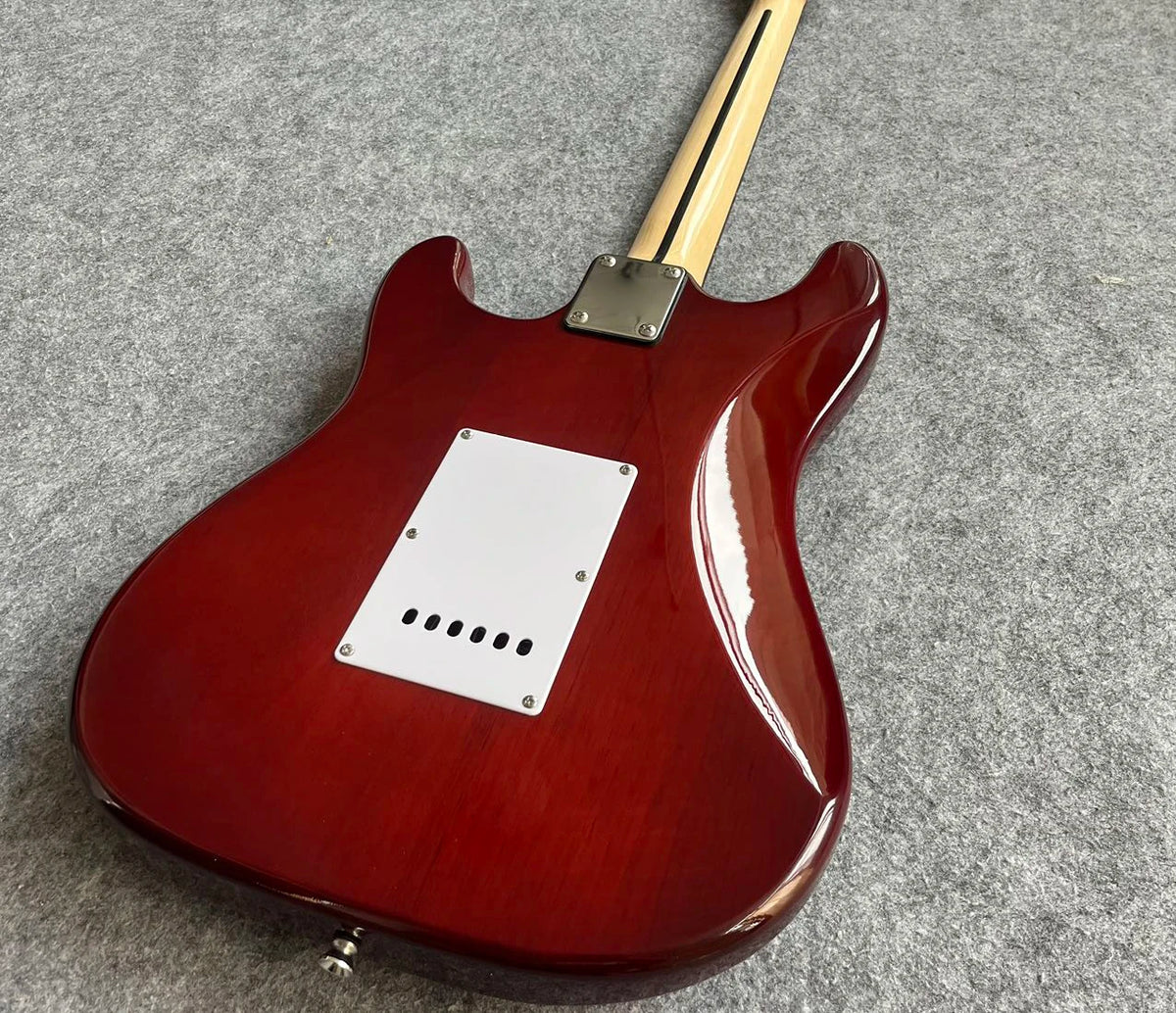 Guitarra de alta calidad con acabado Sunburst, incrustaciones de estrellas, sistema de trémolo y pastillas SSH 2026