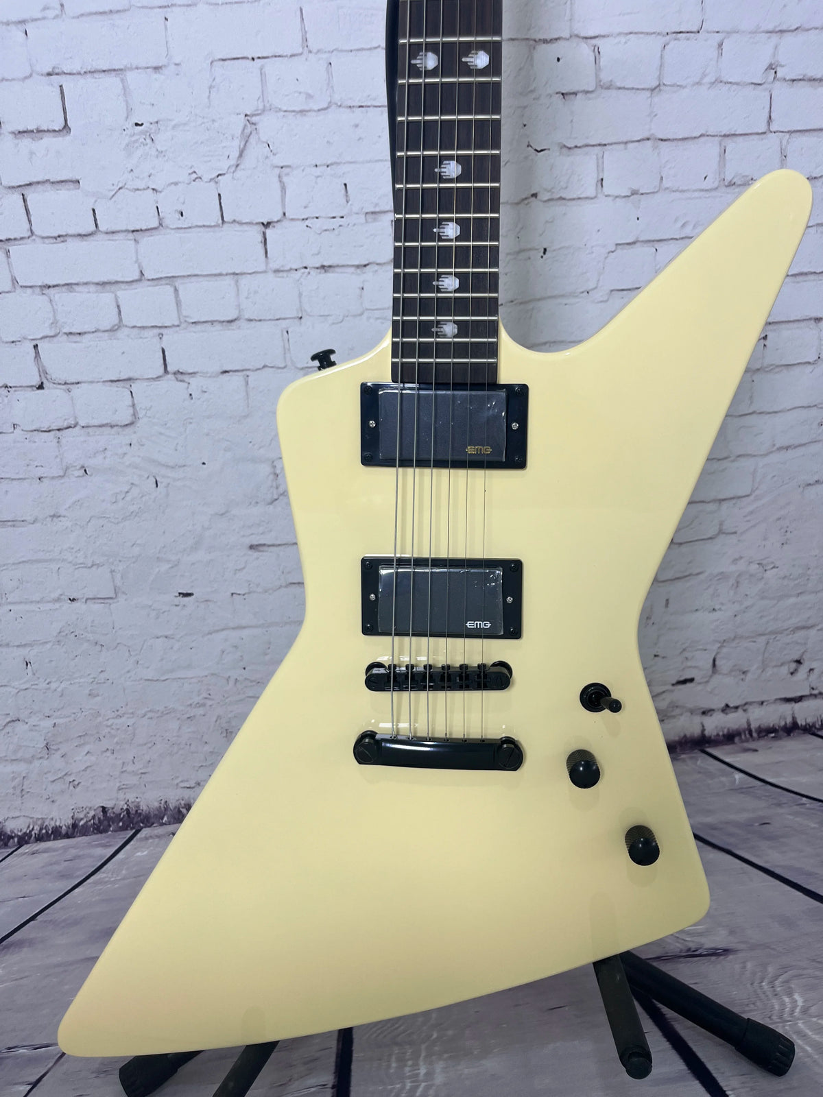 Guitarra eléctrica retro en forma de E, color blanco leche, cuerpo de madera maciza, doble pastilla de alta potencia, herrajes en negro mate, envío gratis