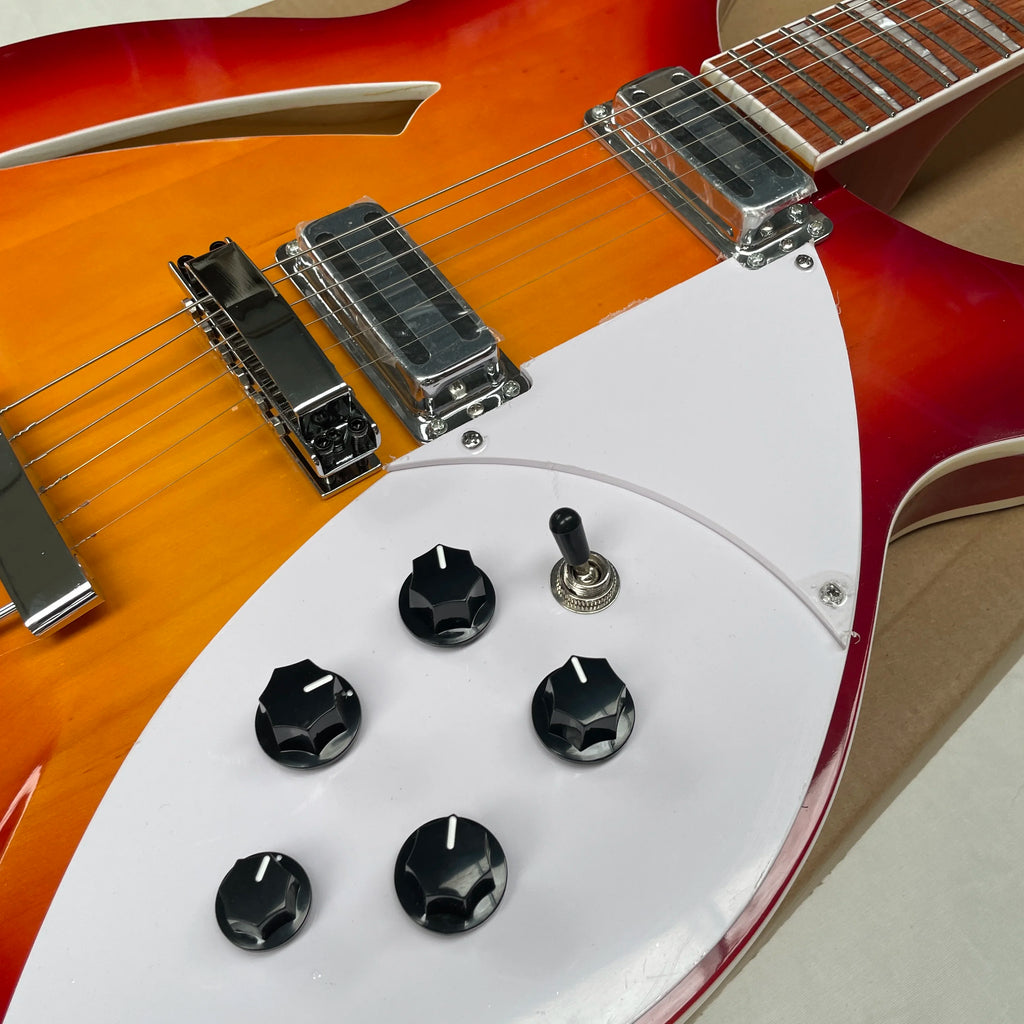 Guitarra eléctrica de 6 cuerdas, cuerpo semi-hueco con degradado de atardecer, pickguard blanco, perillas de volumen negras, guitarra para presentaciones en escenario.