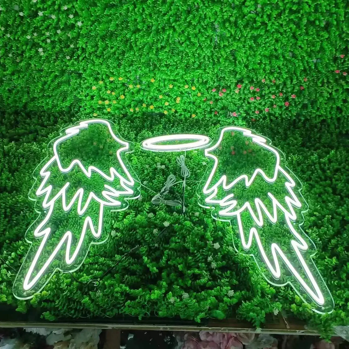 Señal de neón LED con alas de ángel y halo, luz blanca