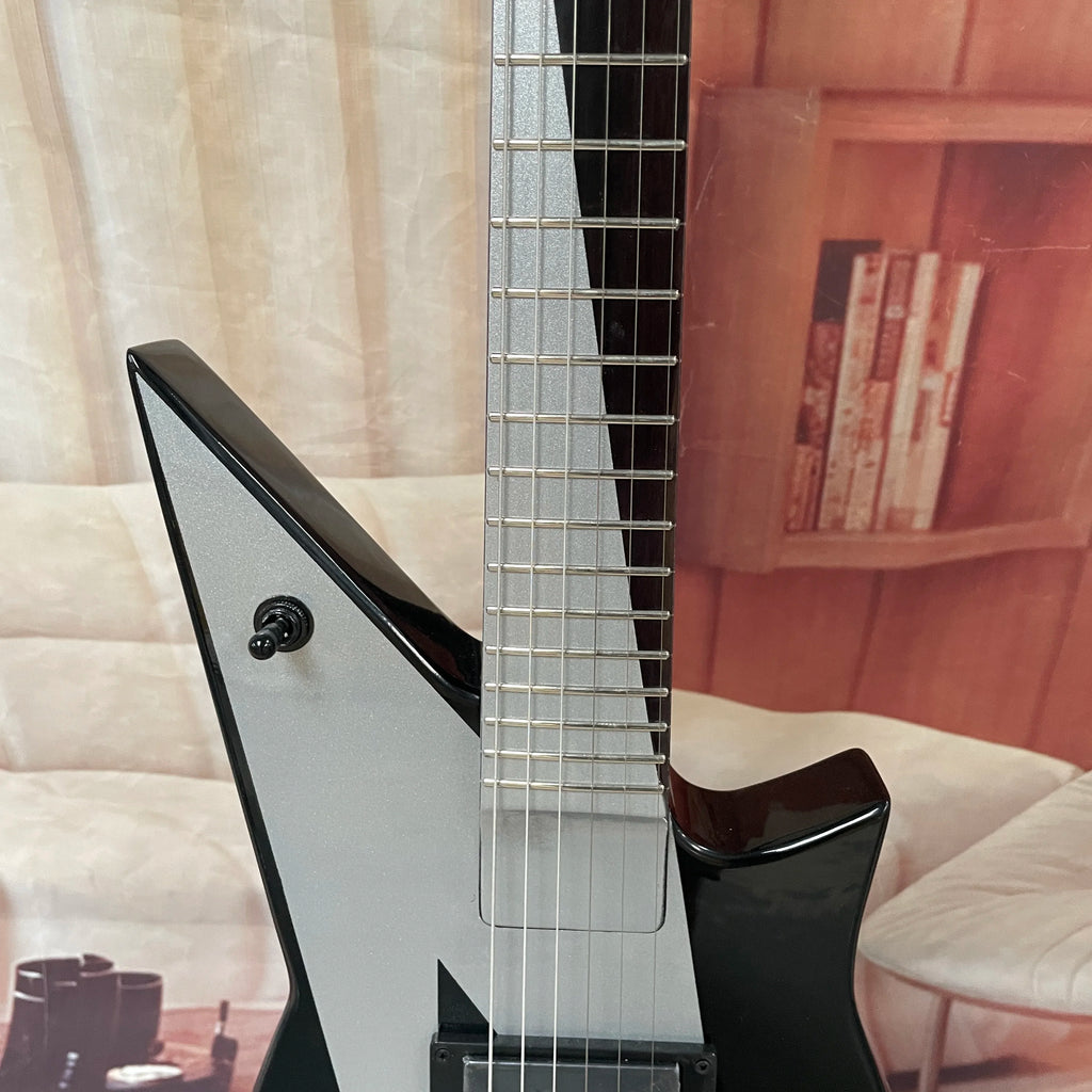 Guitarra eléctrica de 6 cuerdas, cuerpo negro con acabado plateado-gris, guitarra eléctrica con pastillas de doble bobina, guitarra eléctrica de forma única y no convencional.