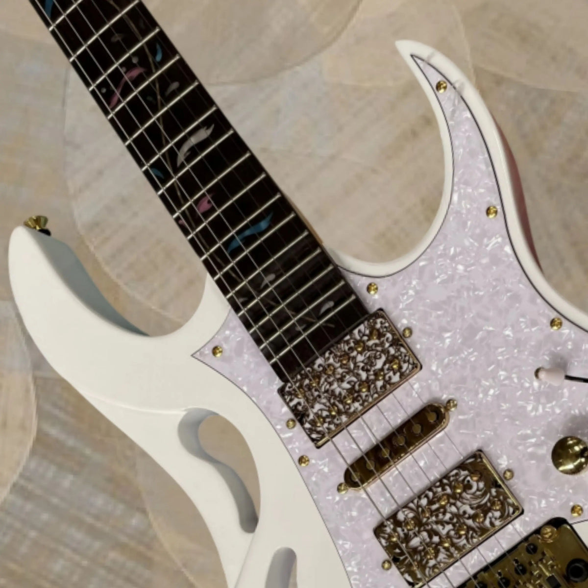 Guitarra eléctrica blanca, guitarras con incrustaciones exquisitas de motivos florales y de vides en la diapasón, accesorios dorados de lujo para guitarras de escenario.