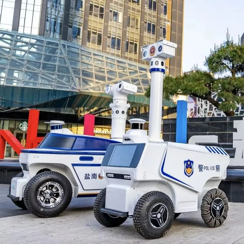 Robot de seguridad exterior estilo policía blanco y azul con escudo y torreta de sensores