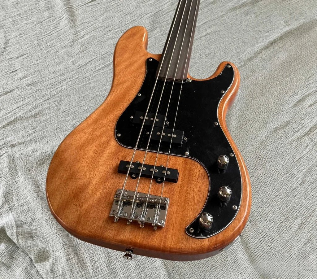 Bajo eléctrico de 4 cuerdas sin trastes, acabado en madera natural, cuerpo macizo, protector de cuerdas negro, diapasón de palisandro.