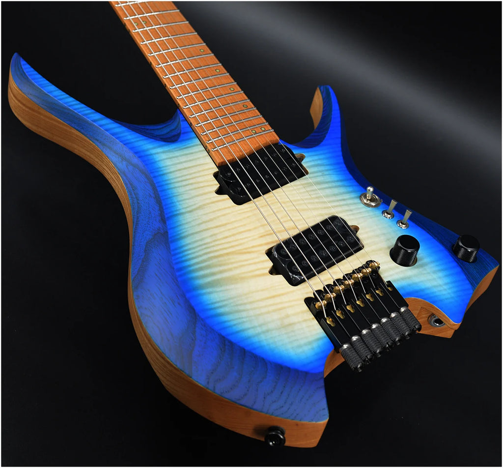 Guitarra eléctrica sin clavijero, con 7 cuerdas, trastes en forma de abanico, cuello con unión en forma de cuña, color azul brillante y cuello de madera de wengué.