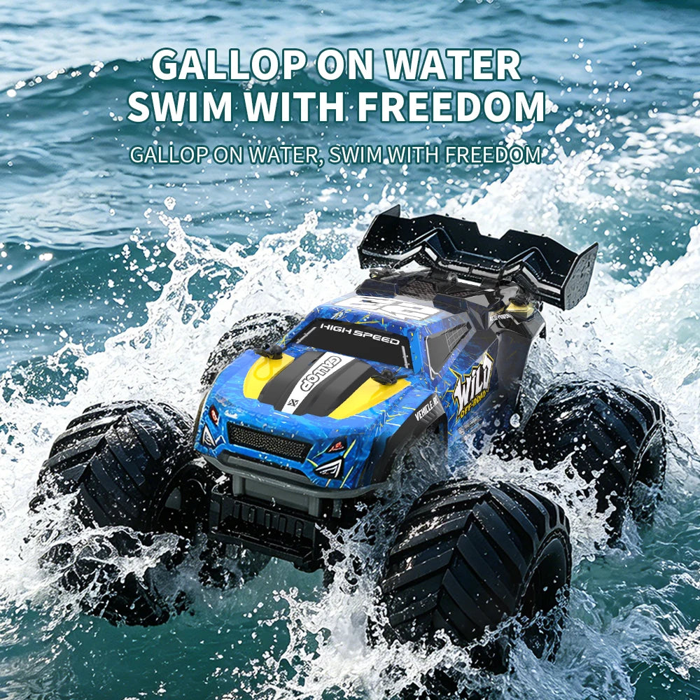 Coche RC anfibio azul con llantas grandes, salpicando agua en modo acuático