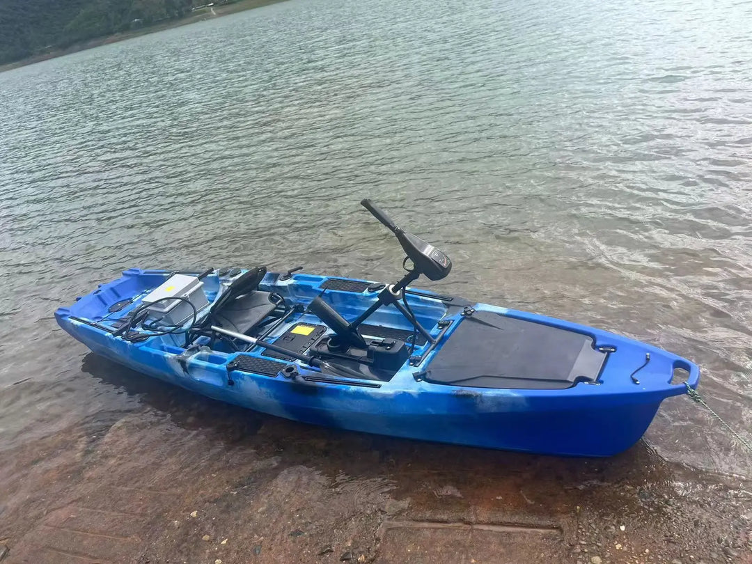 Kayak Factory - Kayak de 13 pies con Pedales Dobles de Rotomoldeo, Motor Eléctrico para Pesca, Timón Plegable y Asiento con Altura Ajustable