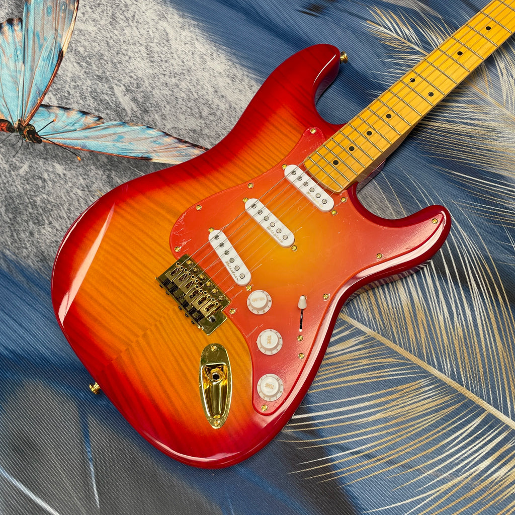 Guitarra eléctrica ST de 6 cuerdas con patrón de tigre degradado, tres pastillas de bobina simple, herrajes dorados, guitarra para presentaciones en escenario.