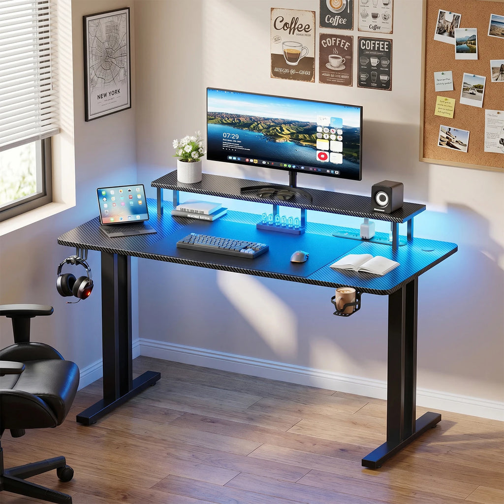 Escritorio gamer azul con panel de fibra de carbono y barra LED RGB para el monitor