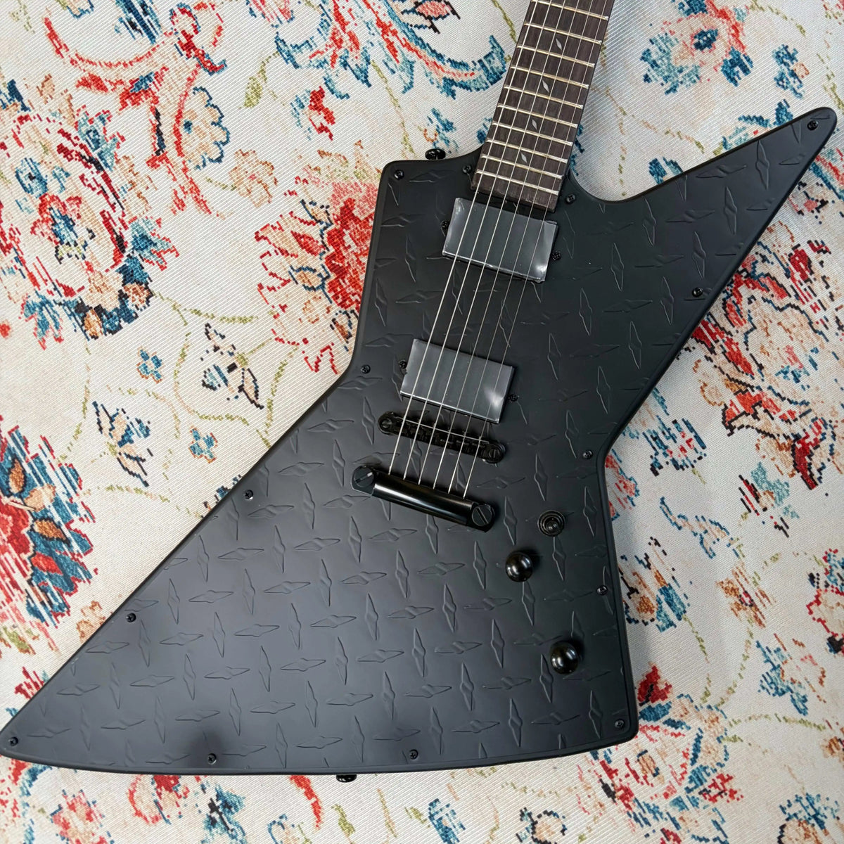 Guitarra eléctrica Black Diamond Plate V, con pastillas pasivas, 22 trastes, puente fijo, estilo thrash metal, un regalo ideal para guitarristas.