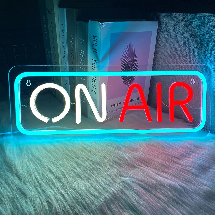 Cartel de neón LED rectangular "ON AIR" con borde azul y letras blancas y rojas